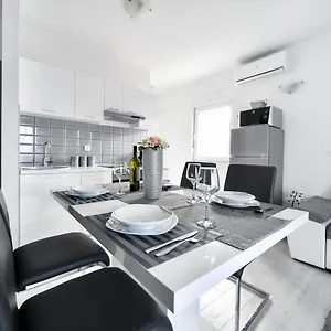 Deluxe Franic Apartment Sukošan
